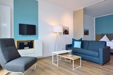 Aparthotel Anna Düne Aparthotel Anna Düne 2-31 Wangerooge - Wohn/ Essbereich mit Couch und Fernseher