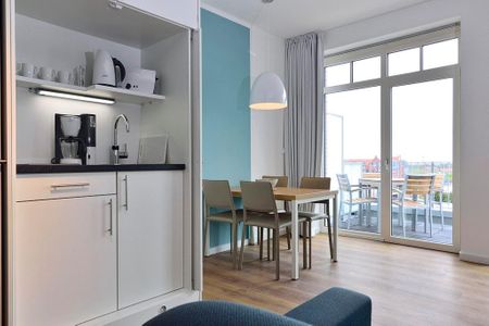 Aparthotel Anna Düne Aparthotel Anna Düne 2-31 Wangerooge - Wohn/ Essbereich mit Küchenzeile und Esstisch