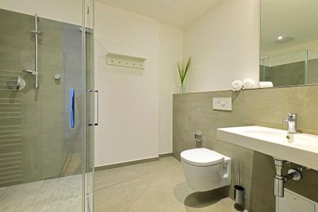 Aparthotel Anna Düne Aparthotel Anna Düne 2-32 Wangerooge - Badezimmer mit Dusche, WC und Waschtisch