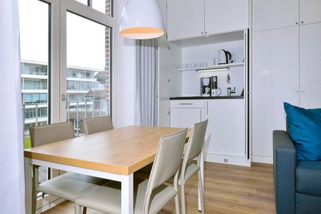 Aparthotel Anna Düne Aparthotel Anna Düne 2-38 Wangerooge - Wohn/ Essbereich mit Küchenzeile und Esstisch