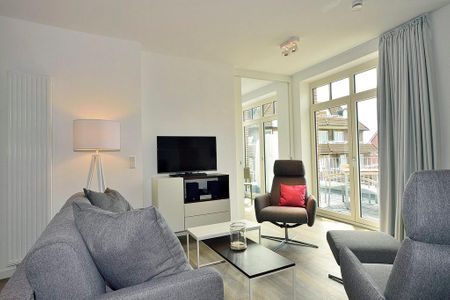 Aparthotel Anna Düne Aparthotel Anna Düne 2-39 Wangerooge - Wohn/ Essbereich mit Couch, zwei Sessel und Fernseher