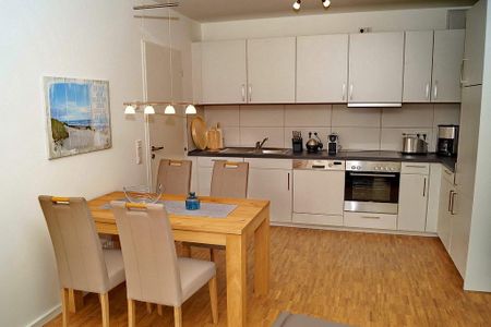 DünenResort Binz DünenResort Binz 418 Rügen - Wohn-Essbereich mit Esstisch, Sitzgelegenheit und Küchenzeile