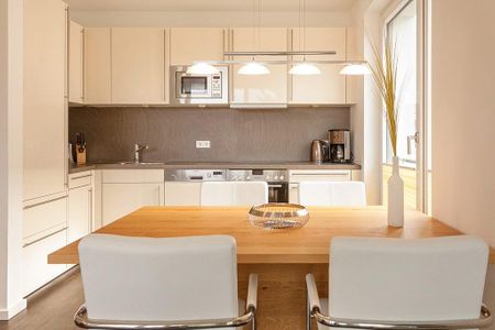 DünenResort Binz DünenResort Binz 121 Rügen - Wohn-Essbereich mit Esstisch, Sitzgelegenheit und Küchenzeile