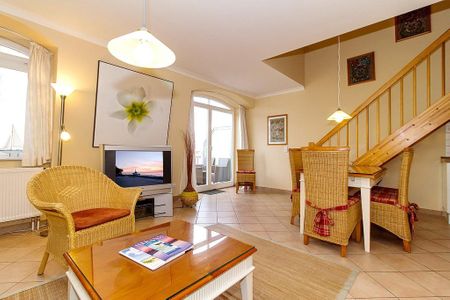 Apartment-Residenz Ostseestrand Apartment-Residenz Ostseestrand 31 Kühlungsborn - Wohn-Essbereich mit Esstisch und Sitzgelegenheit