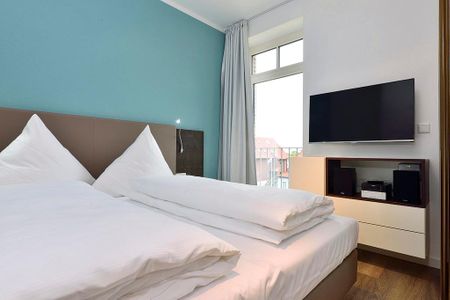 Aparthotel Anna Düne Aparthotel Anna Düne 2-40 Wangerooge - Schlafzimmer mit Doppelbett und Fernseher