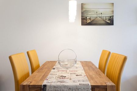 DünenResort Binz DünenResort Binz 417 Rügen - Wohn-Essbereich mit Esstisch und Sitzgelegenheit