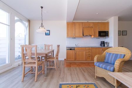 Meeresblick Meeresblick 226 Kühlungsborn - Wohn-Essbereich mit Couch, Esstisch und Sitzgelegenheit