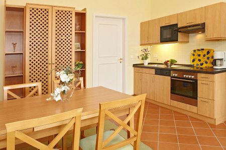 Villa am Ostseestrand Villa am Ostseestrand 309 Usedom - Küchenzeile mit Esstisch und Sitzgelegenheit