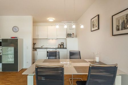 DünenResort Binz DünenResort Binz 113 Rügen - Wohn-Essbereich mit Esstisch, Sitzgelegenheit und Küchenzeile