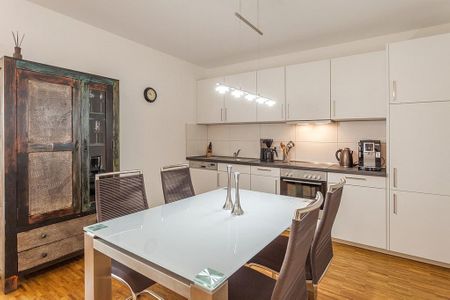 DünenResort Binz DünenResort Binz 424 Rügen - Wohn-Essbereich mit Esstisch, Sitzgelegenheit und Küchenzeile