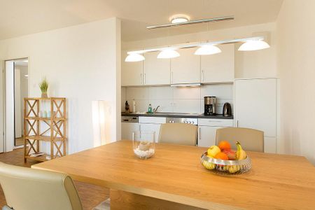 DünenResort Binz DünenResort Binz 123 Rügen - Wohn-Essbereich mit Esstisch, Sitzgelegenheit und Küchenzeile