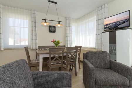 Strandschlösschen Strandschlösschen 17 Kühlungsborn - Wohn-Essbereich mit Esstisch und Sitzgelegenheit