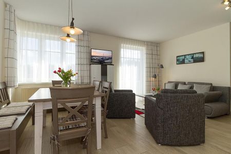 Strandschlösschen Strandschlösschen 17 Kühlungsborn - Wohn-Essbereich mit Esstisch und Sitzgelegenheit