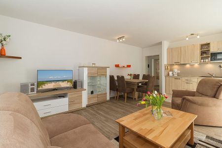 Strandschlösschen Strandschlösschen 09 Kühlungsborn - Wohn-Essbereich mit Couch und Flatscreen-TV