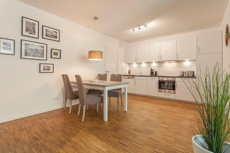 DünenResort Binz DünenResort Binz 413 Rügen - Wohn-Essbereich mit Esstisch, Sitzgelegenheit und Küchenzeile