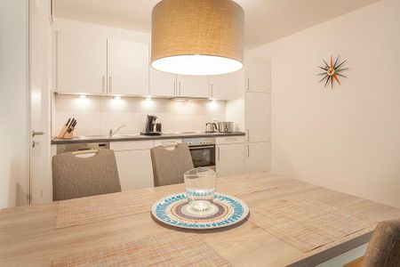 DünenResort Binz DünenResort Binz 413 Rügen - Wohn-Essbereich mit Esstisch, Sitzgelegenheit und Küchenzeile