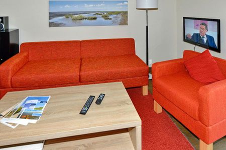 Resort Deichgraf Resort Deichgraf 31-13 Wremen - Wohn-Essbereich mit Couch