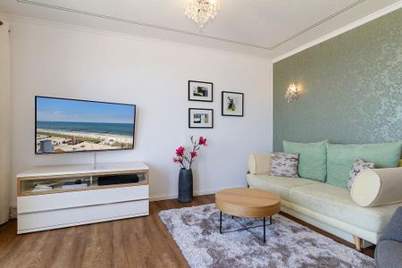 Meeresblick Meeresblick 420 Kühlungsborn - Wohn-Essbereich mit Couch und Flatscreen-TV