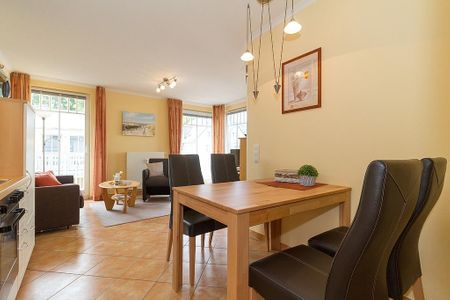 Dünenschloss Dünenschloss 2-18 Kühlungsborn - Wohn-Essbereich mit Couch und Esstisch