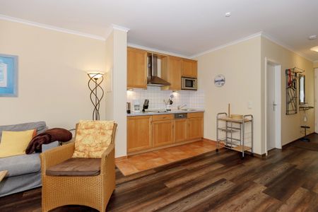 Meeresblick Meeresblick 302 Kühlungsborn - Wohn-Essbereich mit Couch und Küchenzeile