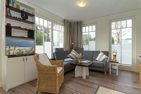 Dünenschloss Dünenschloss 4-02 Kühlungsborn - Wohn-Essbereich mit Couch und Flatscreen-TV