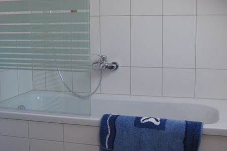 Geert-Bakker-Strasse Ferienwohnung Eddy Geert-Bakker-Straße - Bad mit Badewanne und Duschvorrichtung