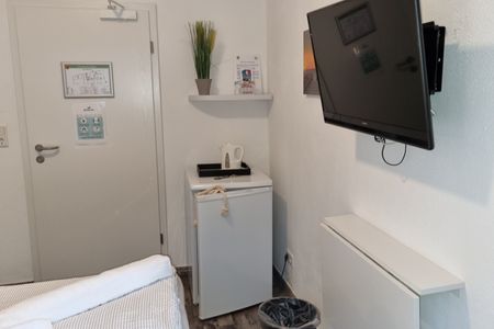 Pension Likedeeler Doppelzimmer William Kidd Pension Likedeeler - Schlafzimmer mit Kühlschrank und TV