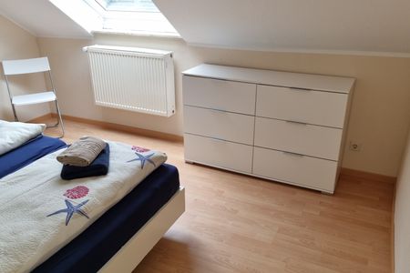 Geert-Bakker-Strasse Ferienwohnung Eddy Geert-Bakker-Straße - Schlafzimmer mit Dachschräge