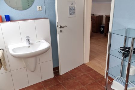 Geert-Bakker-Strasse Ferienwohnung Eddy Geert-Bakker-Straße - Bad mit Tür zum Wohnzimmer