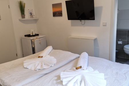 Pension Likedeeler Doppelzimmer William Kidd Pension Likedeeler - Schlafzimmer mit Blick ins Bad