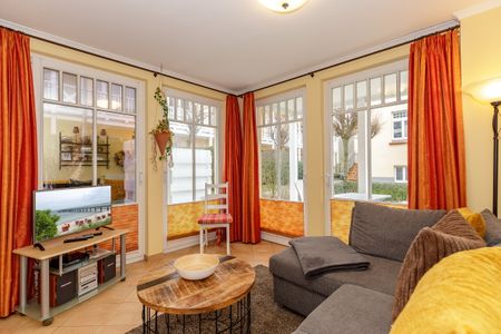 Dünenschloss Dünenschloss 2-01 Kühlungsborn - Wohn-Essbereich mit Couch und Flatscreen-TV