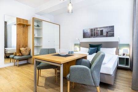 Ferienapartments am Krusespeicher Ferienapartments am Krusespeicher 0-01 Wismar - Wohn-/Schlafbereich mit Sitzgelegenheit