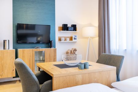 Ferienapartments am Krusespeicher Ferienapartments am Krusespeicher 3-31 Wismar - Wohn-/Schlafbereich mit Sitzgelegenheit