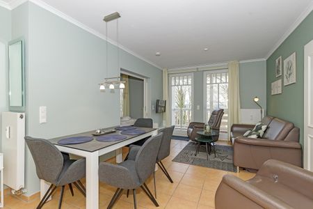 Dünenschloss Dünenschloss 2-20 Kühlungsborn - Wohn-Essbereich mit Couch und Esstisch