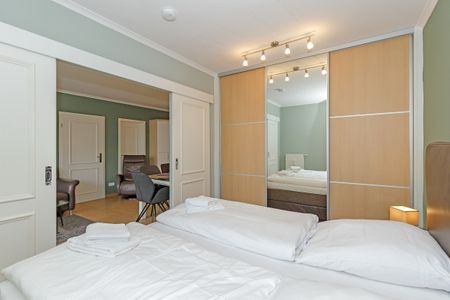 Dünenschloss Dünenschloss 2-20 Kühlungsborn - Schlafzimmer mit Doppelbett und Kleiderschrank