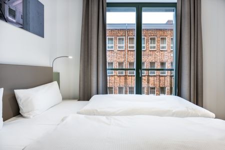 Krusespeicher Krusespeicher 3-45 Wismar - Schlafzimmer mit Doppelbett und Ausblick