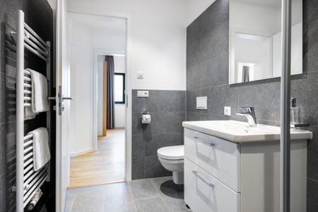 Krusespeicher Krusespeicher 3-47 Wismar - Badezimmer mit Waschtisch und Spiegel