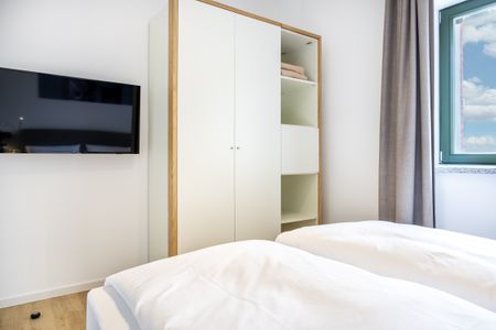 Krusespeicher Krusespeicher 3-48 Wismar - Schlafzimmer mit Kleiderschrank und TV