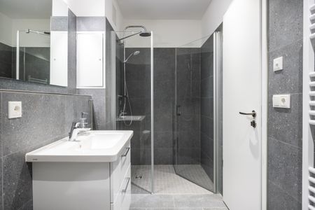 Krusespeicher Krusespeicher 2-40 Wismar - Badezimmer mit Dusche, Waschtisch, WC und Spiegel