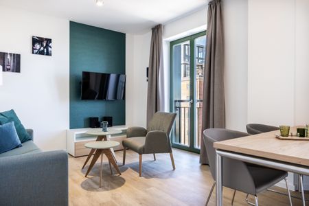 Krusespeicher Krusespeicher 5-64 Wismar - Wohn-Essbereich mit Couch und Flatscreen-TV