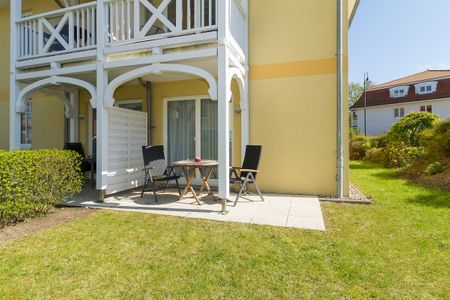 Apartment-Residenz Ostseestrand Apartment-Residenz Ostseestrand 05 Kühlungsborn - Terrasse mit Gartenmöbeln und Grünfläche
