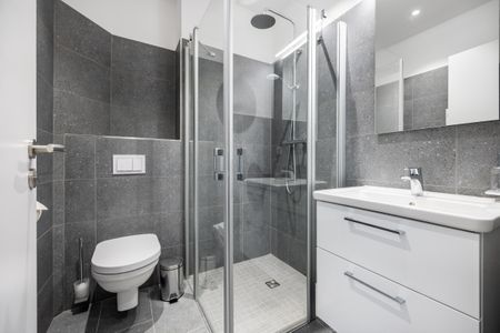 Krusespeicher Krusespeicher 2-36 Wismar - Badezimmer mit Dusche, Waschtisch, WC und Spiegel