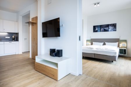 Krusespeicher Krusespeicher 4-57 Wismar - Wohn-Essbereich mit Couch und Flatscreen-TV
