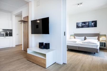 Krusespeicher Krusespeicher 4-59 Wismar - Wohn-Essbereich mit Couch und Flatscreen-TV