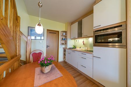 Hus Strandkieker Hus Strandkieker 08 Schillig - Küche mit Küchenzeile und Esstisch