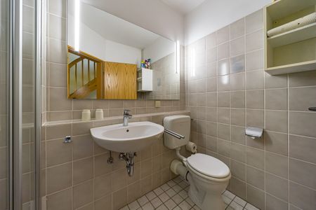 Hus Strandkieker Hus Strandkieker 08 Schillig - Badezimmer mit Waschtisch und WC