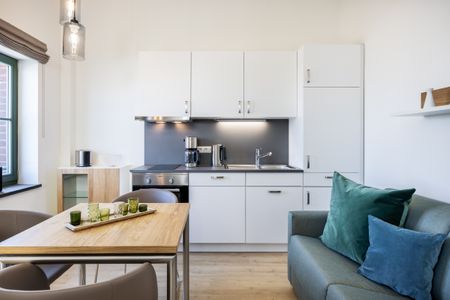 Krusespeicher Krusespeicher 6-68 Wismar - Wohn-Essbereich mit Couch und Küchenzeile