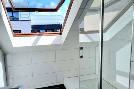 Haus Borkumitte Appartement Mellum Haus Borkumitte - Bad mit großem Dachfenster