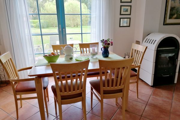 Ferienpark Freesenbruch Doppelhaushälfte 11 - Windflüchter Ostseeheilbad Zingst - Esstisch