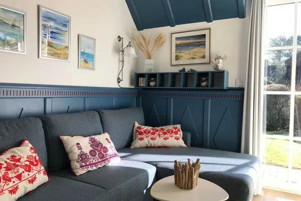 Wohnzimmer mit Flügeltür in den Garten in der Ferienwohnung Reetblick in Norddorf auf Amrum Haus Pesel Ferienwohnung *Reetblick*